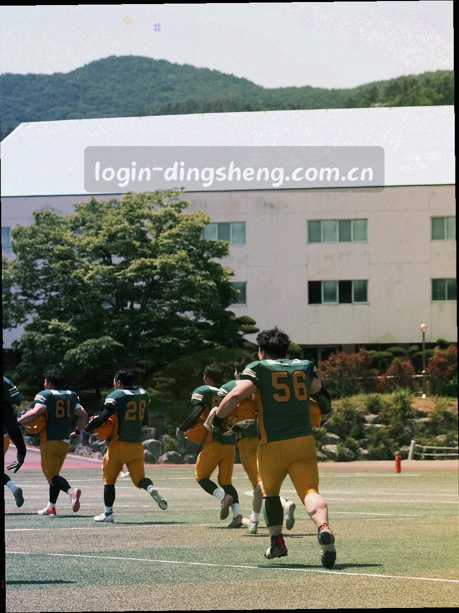 球员跑动与投篮的动态剪影，逆光轮廓，画面不显示面部细节