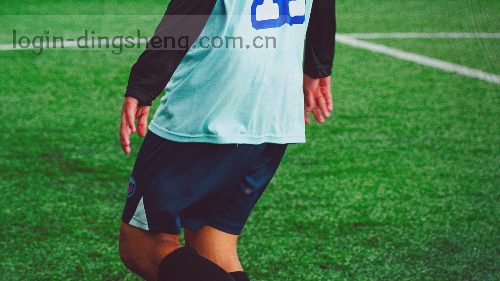 数据指挥中心风格的暗色环境，多块屏幕与冷色光，无可辨识人物
